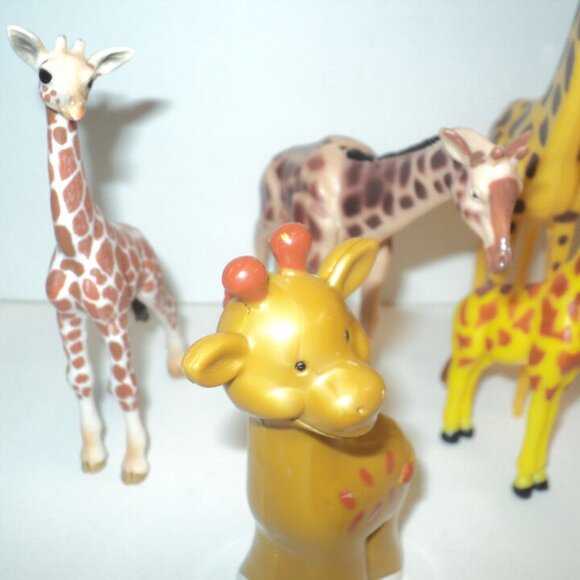 Lot of 9 Giraffes, 1 Schleich 2015 & 8 others Toys Zoo Wild Animals Collectibles - Picture 2 of 4
